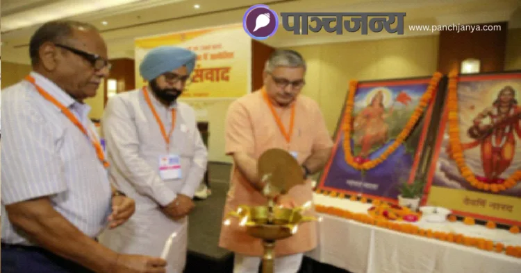 दीप प्रज्ज्वलित कर कार्यक्रम का उद्घाटन करते श्री नरेंद्र ठाकुर और अन्य वरिष्ठ कार्यकर्ता