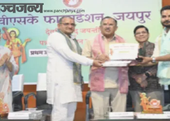 समारोह में एक पत्रकार को सम्मानित करते हुए श्री निम्बाराम और श्री वासुदेव देवनानी