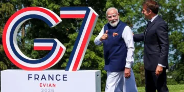 फ्रांस के राष्ट्रपति इमानुएल मैक्रां के साथ प्रधानमंत्री नरेन्द्र मोदी