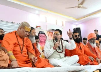संतों के बीच सीएम पुष्कर सिंह धामी