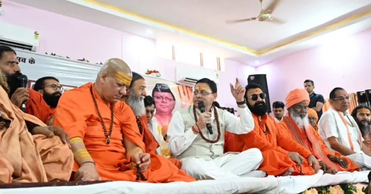 संतों के बीच सीएम पुष्कर सिंह धामी