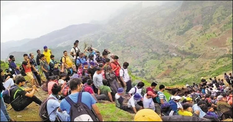 Crowd in hill