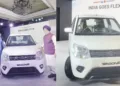 केंद्रीय मंत्री नितिन गडकरी और हरदीप पुरी ने देश की पहली फ्लेक्स फ्यूल कार लॉन्च की।