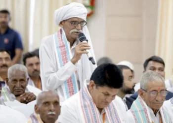 मुख्यमंत्री योगी आदित्यनाथ से मिलने पहुंचे किसान