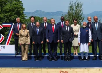 जी 7 की बैठक में भाग लेने के लिए प्रधानमंत्री नरेंद्र मोदी फ्रांस पहुंचे। इस दौरान ग्रुप फोटो भी हुई।