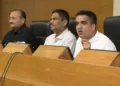 ऑपरेशन डेल्टा हंट के बारे में मीडिया को जानकारी देते उपमुख्यमंत्री हर्ष संघवी