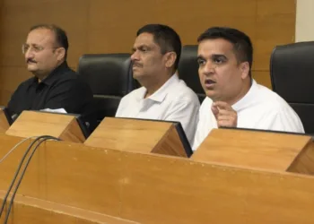 ऑपरेशन डेल्टा हंट के बारे में मीडिया को जानकारी देते उपमुख्यमंत्री हर्ष संघवी