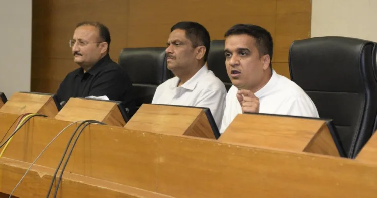 ऑपरेशन डेल्टा हंट के बारे में मीडिया को जानकारी देते उपमुख्यमंत्री हर्ष संघवी