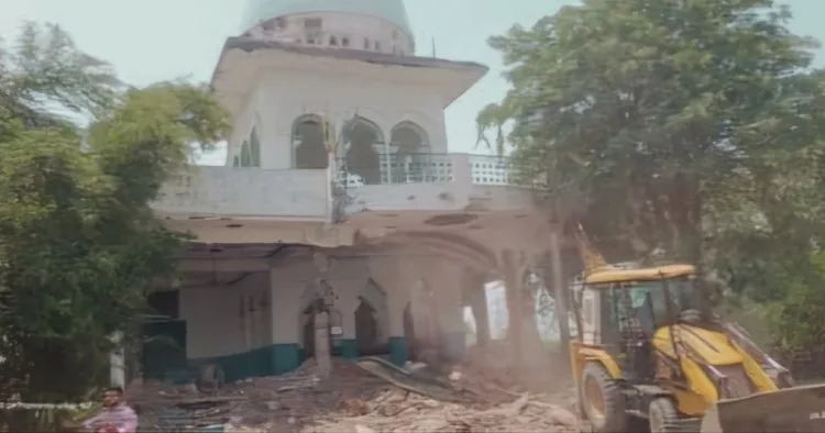 गाजियाबाद में अवैध मजार ध्वस्त