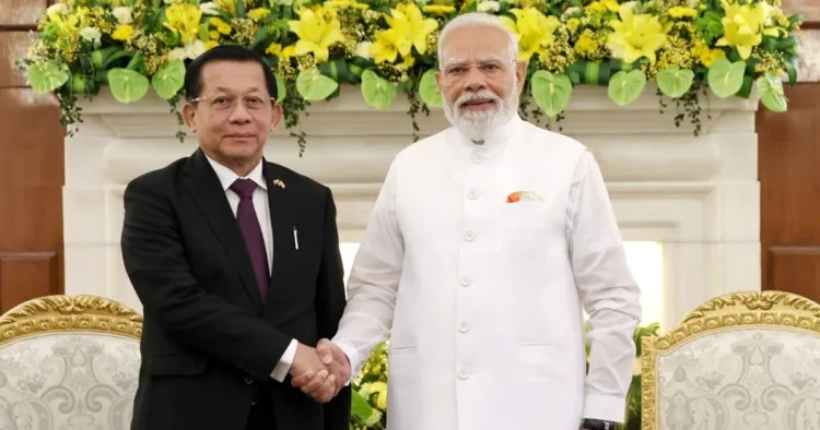 प्रधानमंत्री नरेन्द्र मोदी और म्यांमार के राष्ट्रपति यू मिन आंग ह्लाइंग।