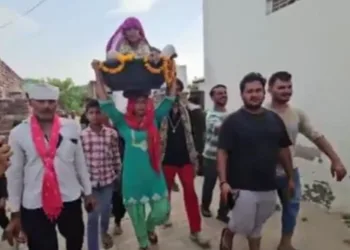 हरियाणवी गायिका काजल चौधरी अपनी सास को करा रहीं 84 कोसी परिक्रमा