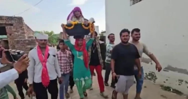 हरियाणवी गायिका काजल चौधरी अपनी सास को करा रहीं 84 कोसी परिक्रमा