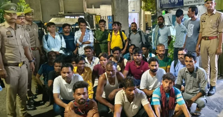 नोएडा में सार्वजनिक स्थानों पर शराब पीने वालों को पुलिस ने किया गिरफ्तार