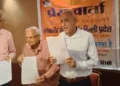 प्रेस वार्ता के दौरान केंद्र और दिल्ली सरकार से तीन प्रमुख मांगों की जानकारी देते लोकतंत्र सेनानी।