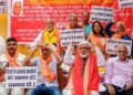 दिल्ली विधानसभा के बाहर सांकेतिक उपवास करते लोकतंत्र सेनानी