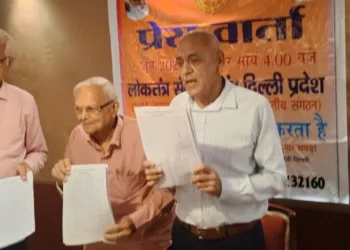 प्रेस वार्ता के दौरान केंद्र और दिल्ली सरकार से तीन प्रमुख मांगों की जानकारी देते लोकतंत्र सेनानी।