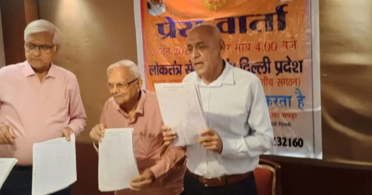 प्रेस वार्ता के दौरान केंद्र और दिल्ली सरकार से तीन प्रमुख मांगों की जानकारी देते लोकतंत्र सेनानी।