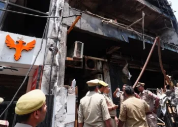 लखनऊ अग्निकांड की घटनास्थल पर जांच करते पुलिस अधिकारी