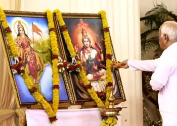 भारत माता और मां सरस्वती को पुष्पार्चन करते सरसंघचालक श्री मोहन भागवत