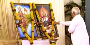 भारत माता और मां सरस्वती को पुष्पार्चन करते सरसंघचालक श्री मोहन भागवत