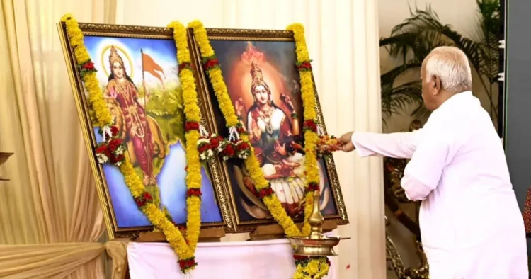 भारत माता और मां सरस्वती को पुष्पार्चन करते सरसंघचालक श्री मोहन भागवत