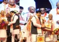लोकतंत्र सेनानियों का सम्मान करते मुख्यमंत्री मोहन यादव