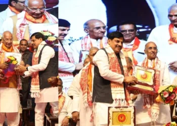 लोकतंत्र सेनानियों का सम्मान करते मुख्यमंत्री मोहन यादव