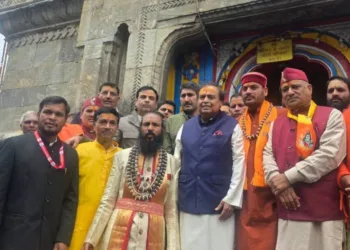 भगवान बद्रीविशाल और बाबा केदारनाथ के धाम पहुंचे मुकेश अंबानी।