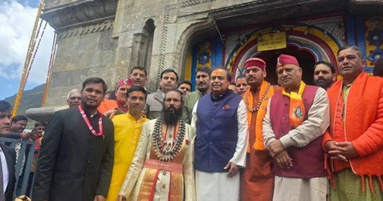 भगवान बद्रीविशाल और बाबा केदारनाथ के धाम पहुंचे मुकेश अंबानी।
