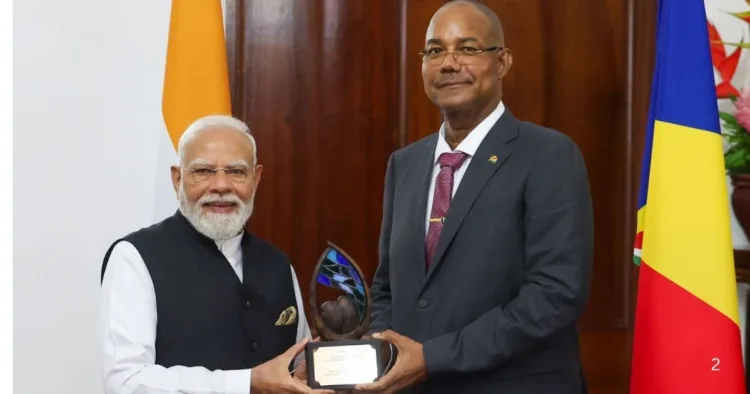 प्रधानमंत्री नरेंद्र मोदी को सेशल्स सरकार ने ‘गार्डियन ऑफ द ब्लू होराइजन’ अवॉर्ड से किया सम्मानित