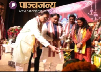 दीप प्रज्ज्वलित कर नागरिक अभिनंदन समारोह का उद्घाटन करते हुए मोहन चरण माझी।
साथ में हैं अभाविप के पदाधिकारी और अन्य अतिथि