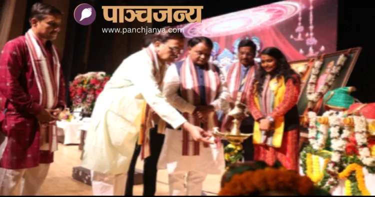 दीप प्रज्ज्वलित कर नागरिक अभिनंदन समारोह का उद्घाटन करते हुए मोहन चरण माझी।
साथ में हैं अभाविप के पदाधिकारी और अन्य अतिथि