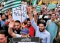 सेना के खिलाफ प्रदर्शन करते पीओजेके के लोग