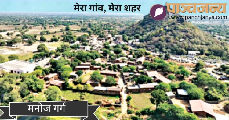 देवमाली गांव का विहंगम दृश्य और पहाड़ी पर स्थित मंदिर