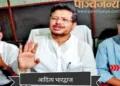 अपने साथी विधायकों के साथ कोलकाता में प्रेस कांफ्रेंस करते हुए ऋतब्रत बनर्जी (मध्य में)