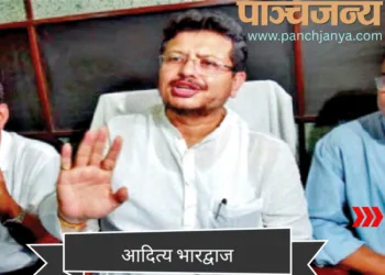 अपने साथी विधायकों के साथ कोलकाता में प्रेस कांफ्रेंस करते हुए ऋतब्रत बनर्जी (मध्य में)