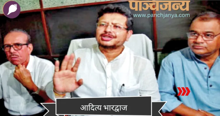 अपने साथी विधायकों के साथ कोलकाता में प्रेस कांफ्रेंस करते हुए ऋतब्रत बनर्जी (मध्य में)