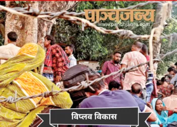 भारत-बांग्लादेश सीमा पर अपनी बारी का इंतजार करते घुसपैठिए