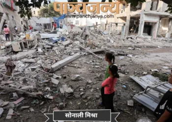  मध्य गाजा पट्टी के मघाज़ी शरणार्थी शिविर में, इज़राइल-हमास संघर्ष के बीच, फ़िलिस्तीनी बच्चे एक घर पर हुए इज़राइली हमले की जगह पर खड़े हैं। (फाइल फोटो- रॉयटर्स/एएनआई)