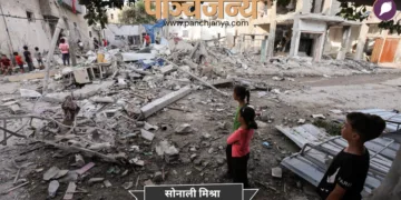  मध्य गाजा पट्टी के मघाज़ी शरणार्थी शिविर में, इज़राइल-हमास संघर्ष के बीच, फ़िलिस्तीनी बच्चे एक घर पर हुए इज़राइली हमले की जगह पर खड़े हैं। (फाइल फोटो- रॉयटर्स/एएनआई)