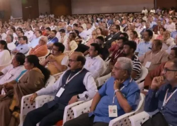 संघ शताब्दी वर्ष पर आयोजित कार्यक्रम में उपस्थित विभिन्न विश्वविद्यालयों के कुलपति