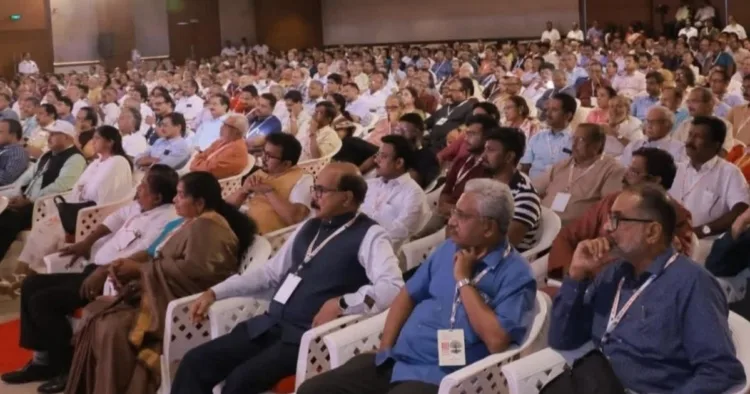 संघ शताब्दी वर्ष पर आयोजित कार्यक्रम में उपस्थित विभिन्न विश्वविद्यालयों के कुलपति