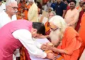 संत का आशीर्वाद लेते मुख्यमंत्री पुष्कर सिंह धामी