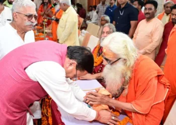 संत का आशीर्वाद लेते मुख्यमंत्री पुष्कर सिंह धामी