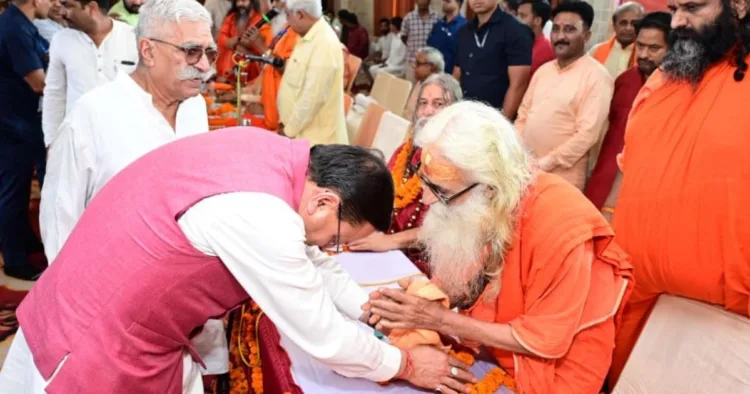 संत का आशीर्वाद लेते मुख्यमंत्री पुष्कर सिंह धामी