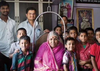 बच्चों के साथ सिंधु ताई (फाइल फोटो)