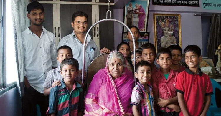 बच्चों के साथ सिंधु ताई (फाइल फोटो)