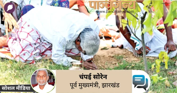 लेखक सरना स्थल पर पूजा करते हुए
