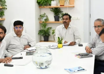 सचिवालय में समीक्षा बैठक करते अपर मुख्य निर्वाचन अधिकारी डॉ विजय कुमार जोगदण्डे