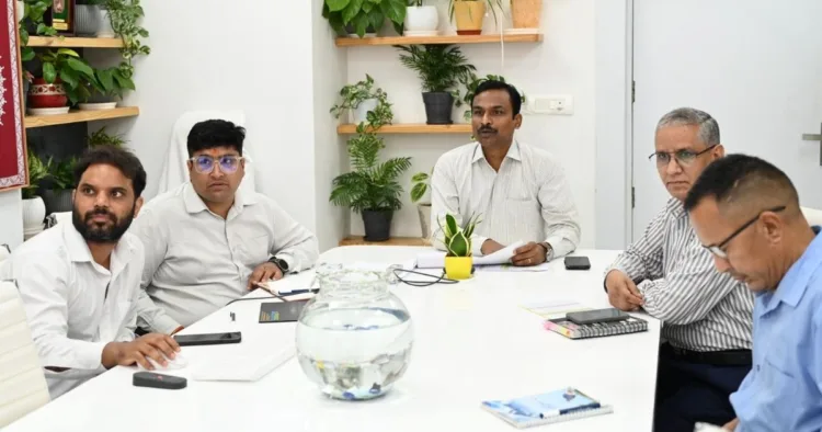 सचिवालय में समीक्षा बैठक करते अपर मुख्य निर्वाचन अधिकारी डॉ विजय कुमार जोगदण्डे